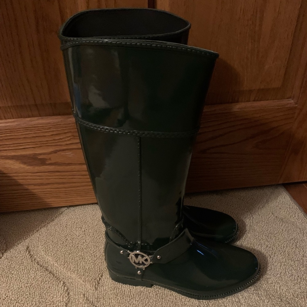 Womens Michael Kors tall rainboots size 9. Hunter green